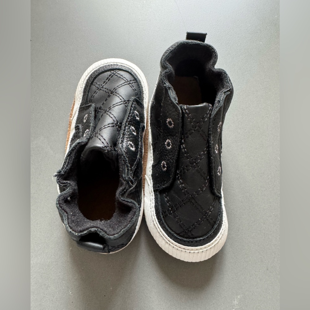 Robeez Baby Boys Soft Soles Shoes for infant and toddler. Size 12-18 months